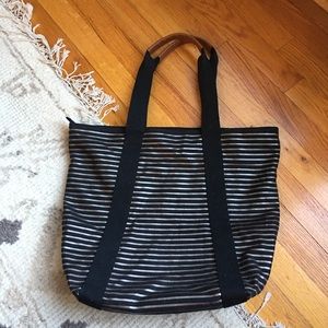 🌸3/$10🌸 Cute black and metallic tote with zipper